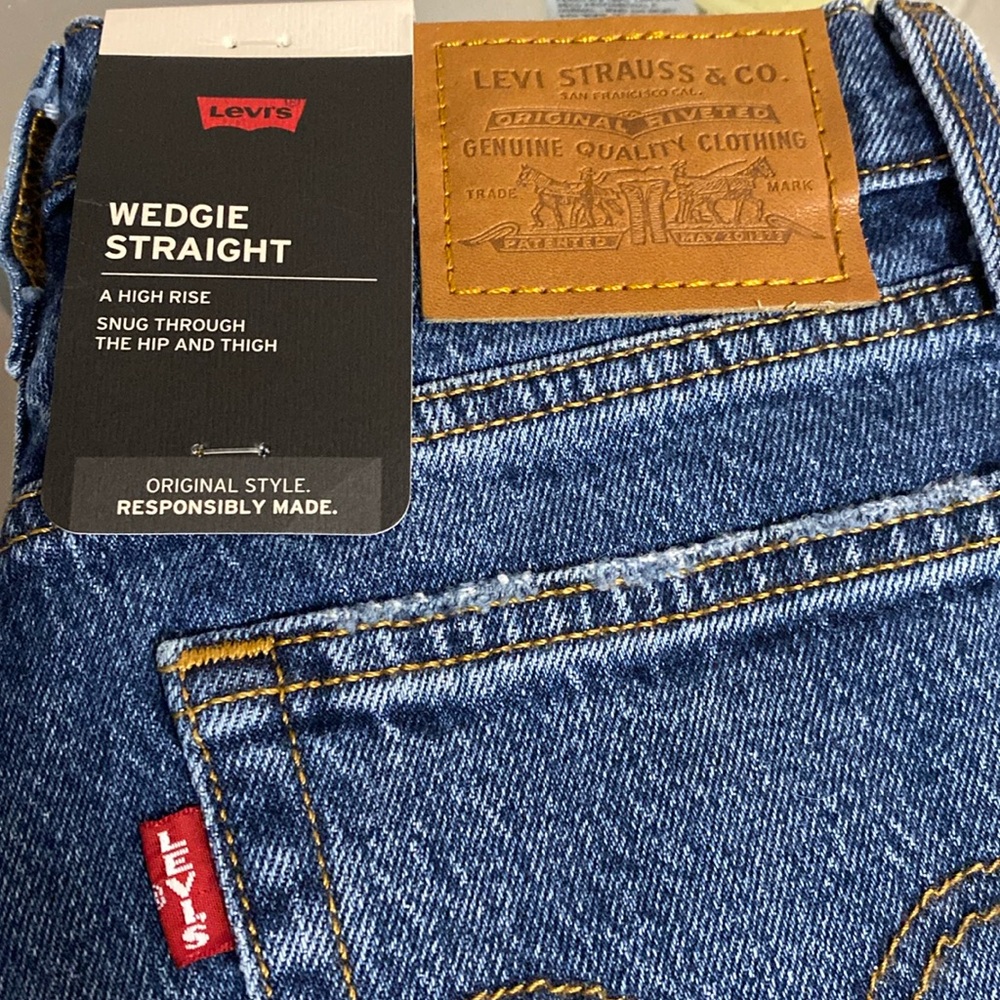 2022 Levi’s Red tab high-rise Wedgie Straight women’s jeans 24x26.